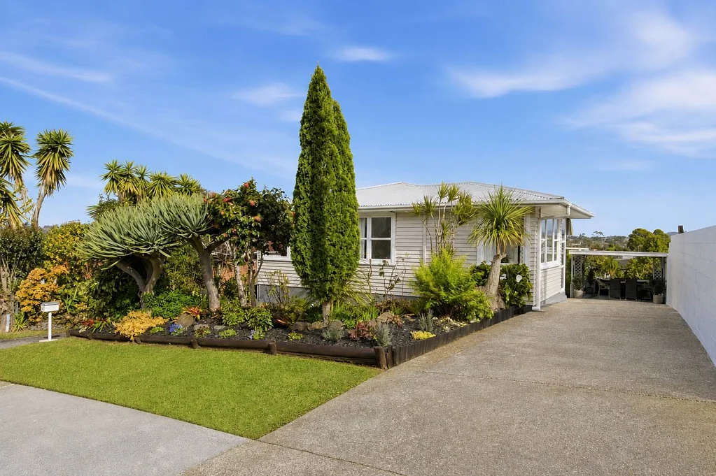 New Windsor 4 Bedroom First Time Offered in 60 Years. Timeless Treasure