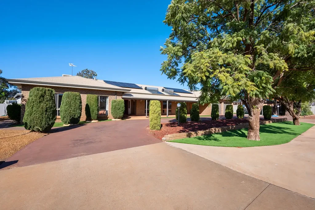 Somerville 5房  Grand Brick Family Home; Offering Ample Internal Living Space, A Below Ground Swimming Pool & Tennis Court!