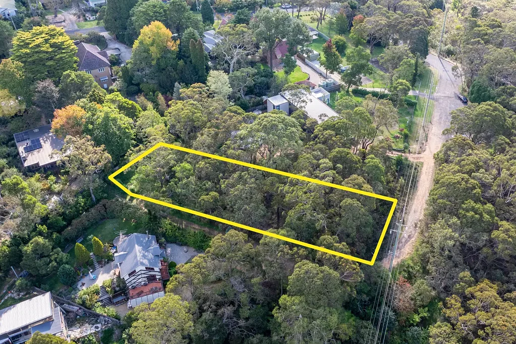 Blackheath 难得一见灌木地块 1303㎡建筑潜力 地理位置优越 私密环境 步行至商圈学校 方便快捷 生活配套齐全 高品质邻居环绕 SUBSTANTIAL BUILDING PARCEL IN UNIQUE ENCLAVE