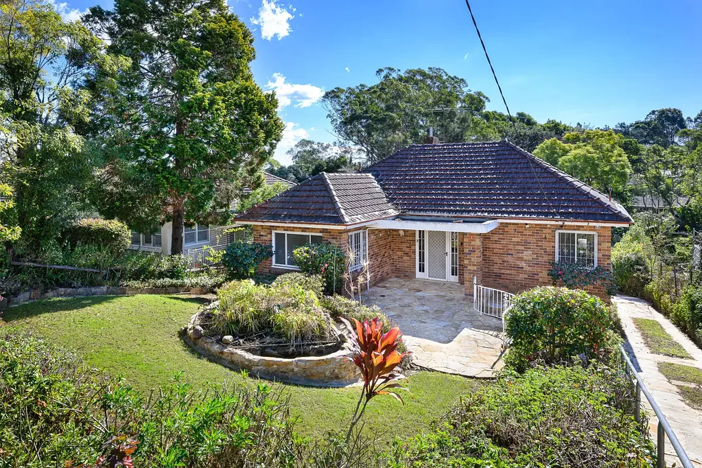 Killara 4房 在一块宏伟的朝北后院地块上翻新或重建 Renovate Or Rebuild On A Magnificent North To Rear Parcel