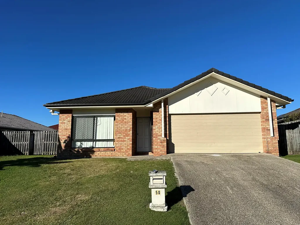 Open Plan Living & Spacious Yard!!