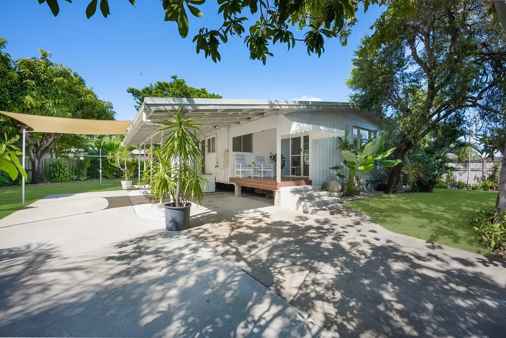 Gulliver 4房  Renovated Retreat on a Commanding Block