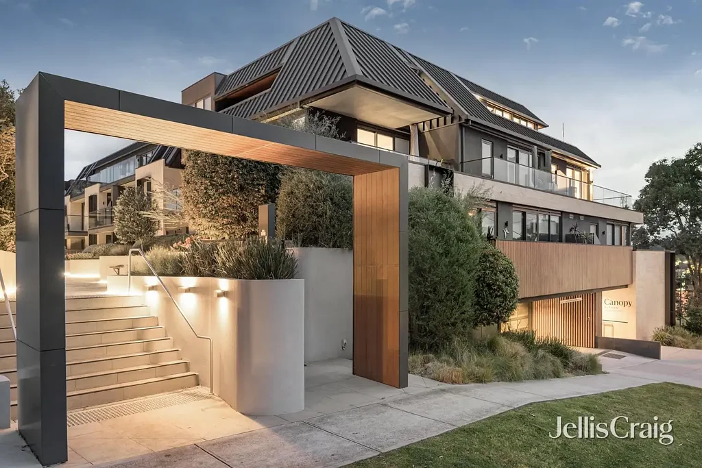 Eltham 2房 Canopy综合楼 装修精美 两卧宽敞 阳台西北景 地下车位 便利生活 东区学区房 Light-Filled Luxury in the Heart of Eltham’s Most Sought-After Complex