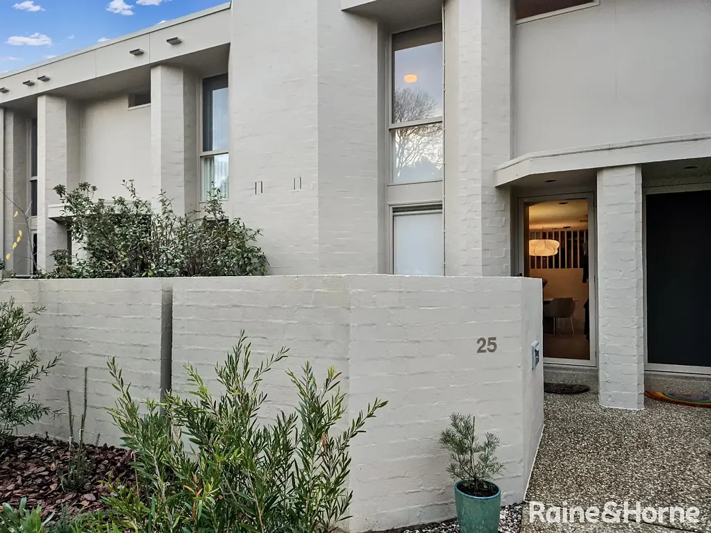 Furnished & Stylish Townhouse In Central Barton