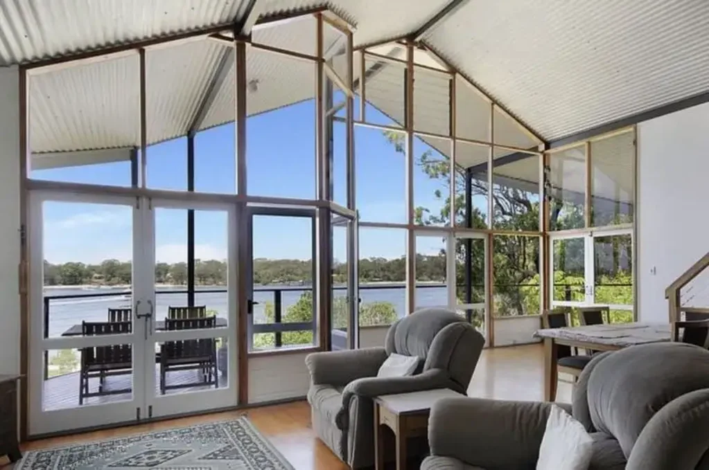 Macleay Island 2Zimmer Rare Waterfront Opportunity in Commercial Zone – Live, Work, and Play!