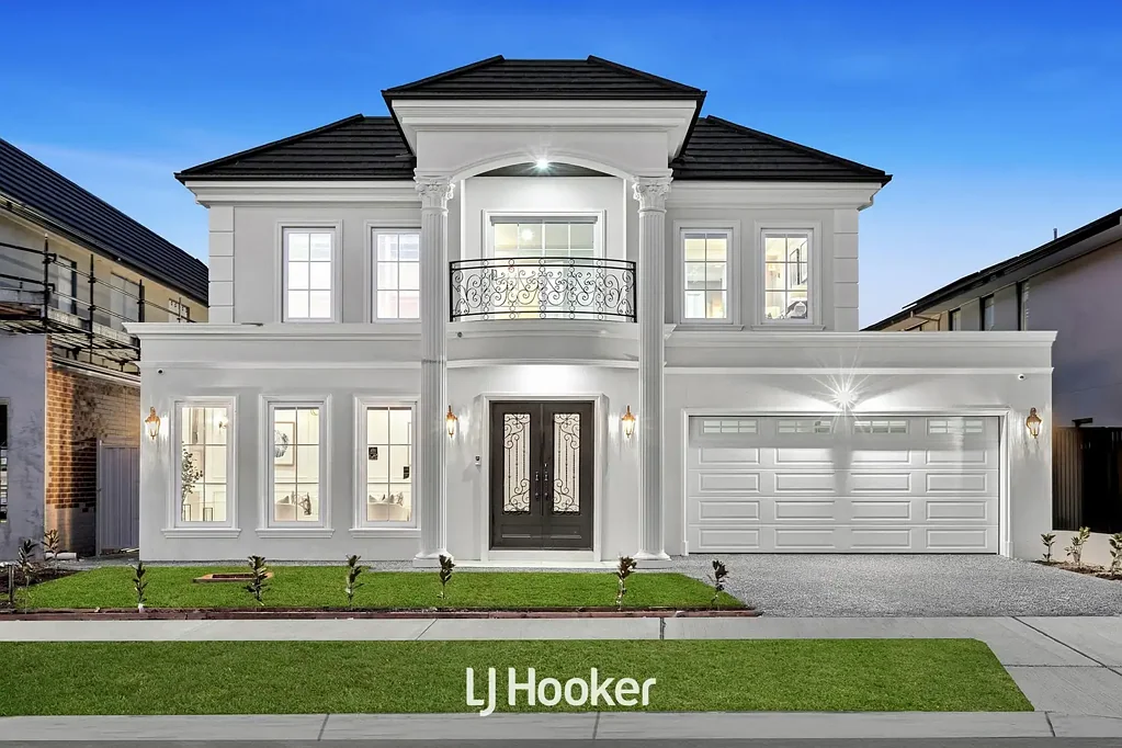 Clyde North 5બેડરૂમ A Grand Statement of Brand-New French Provincial Elegance, Modern Luxury & Bespoke Family Living in BERWICK WATERS ESTATE!