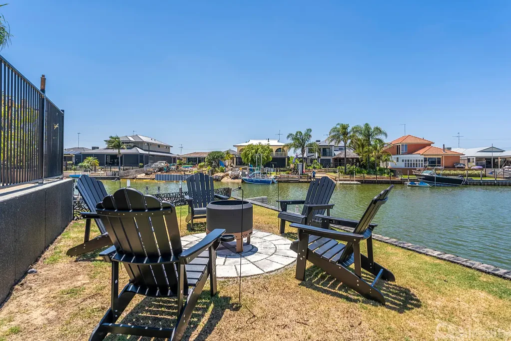 South Yunderup 4બેડરૂમ Waterfront serenity meets family comfort