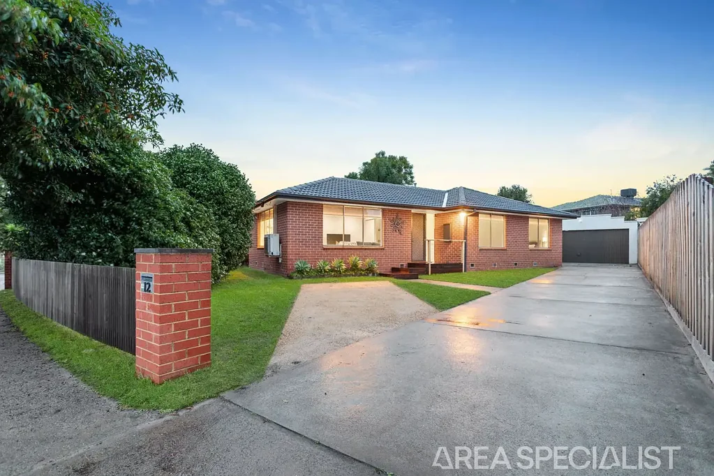 Frankston 3침실 The Brief: Renovated Style, Entertainer’s Deck, Big Backyard Appeal!