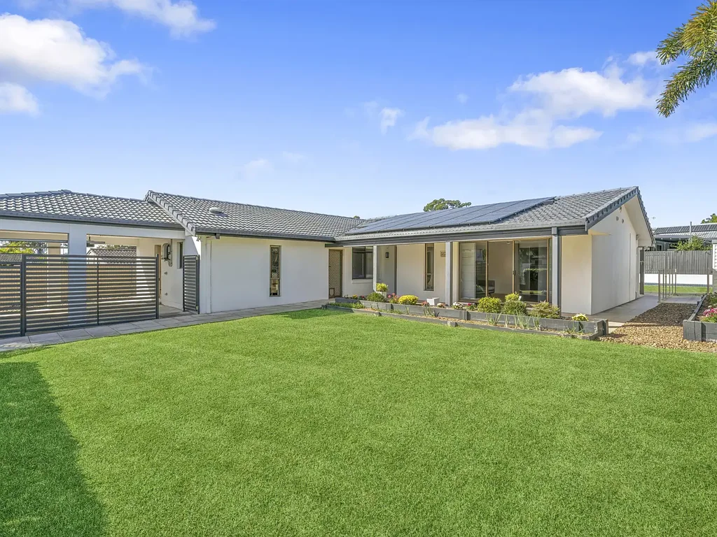 Benowa 5房  A Quality Family Home - With A Deluxe Granny Flat