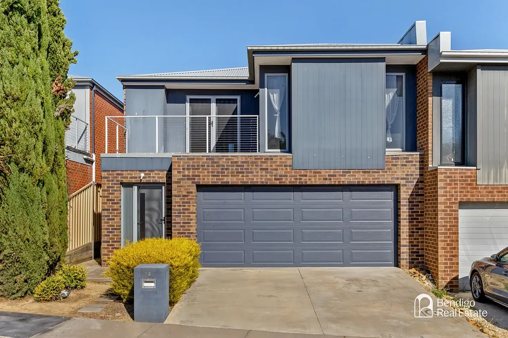 SPACIOUS TOWNHOUSE WITH TWO LIVING AREAS IN FLORA HILL