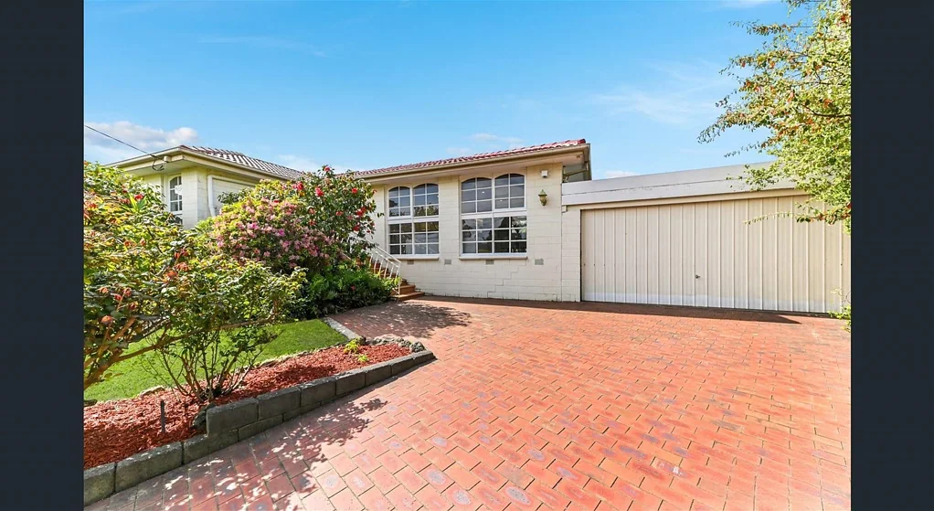 Glen Waverley 4房 经典魅力砖宅 优雅舒适 大型法院地块 抛光硬木地板 宽敞娱乐露台 宁静后院 Elegant Family Living in a Quiet Court and Prime School Zone Location