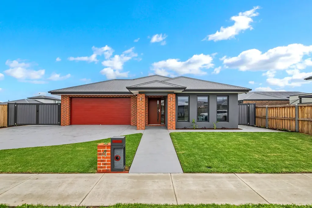 Spacious Family Living with Side Access on 800sqm
