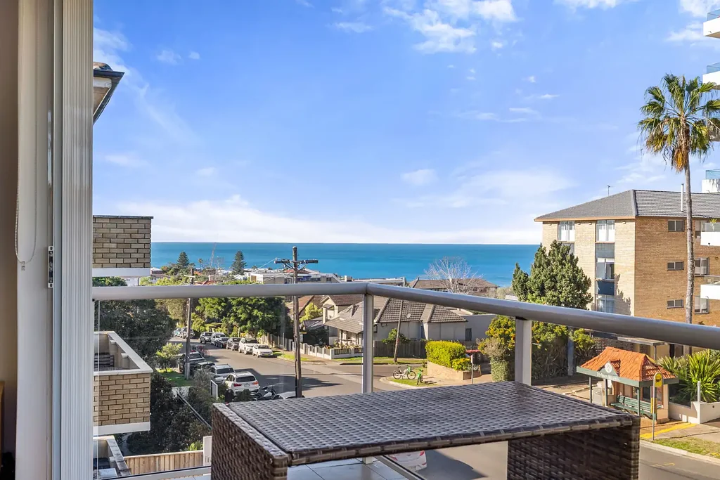 *DEPOSIT TAKEN* Spacious renovated apartment with ocean views
