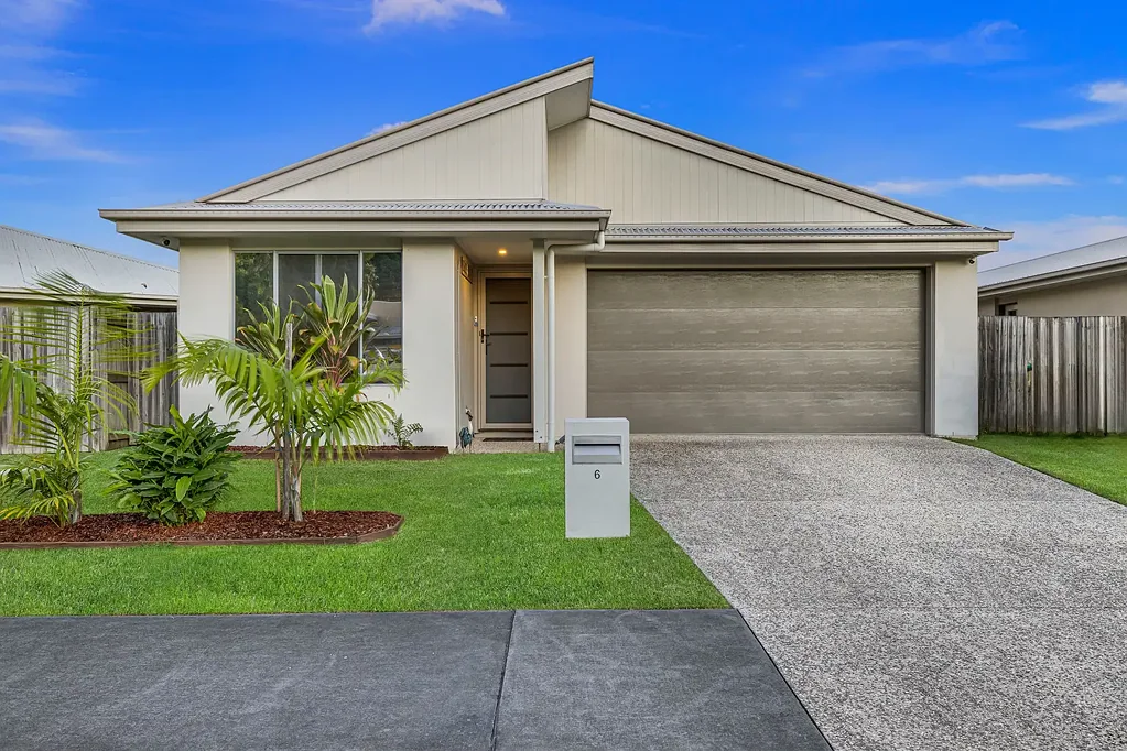 Spacious & Stylish Family Home in Parklakes