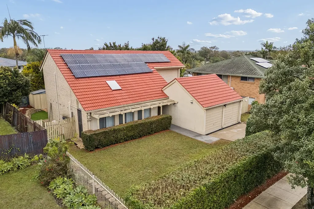 Algester 4غرفة نوم AUCTION IF NOT SOLD PRIOR - Spacious Family Home with Soaring Ceilings, Solar & Exceptional Convenience