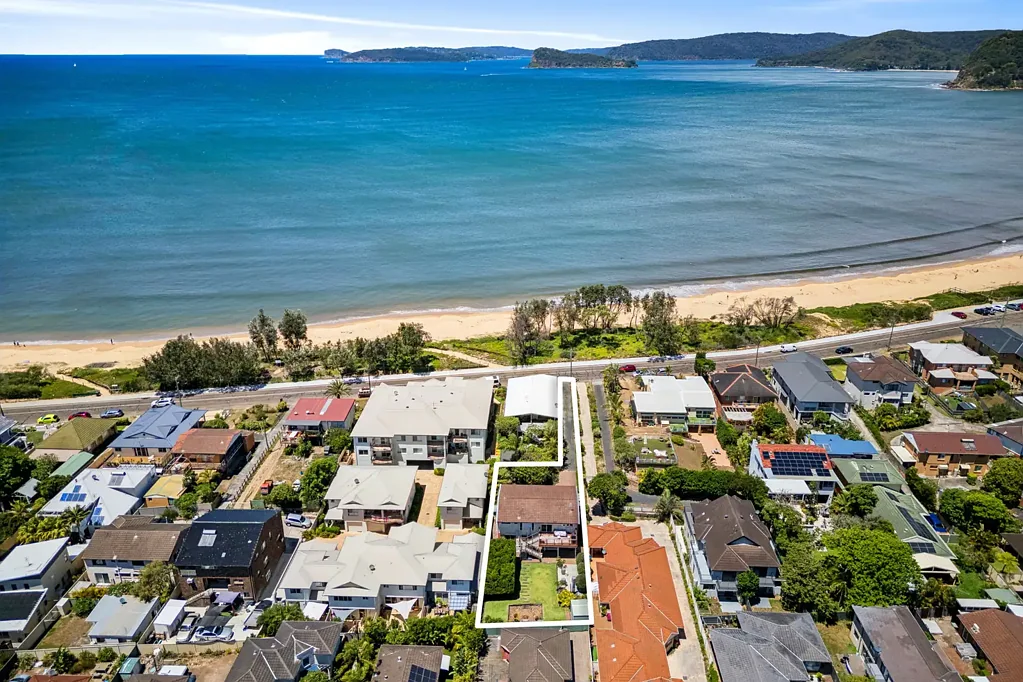 Umina Beach 4 Bedroom Direct ocean views and 30m to sand of Umina Beach