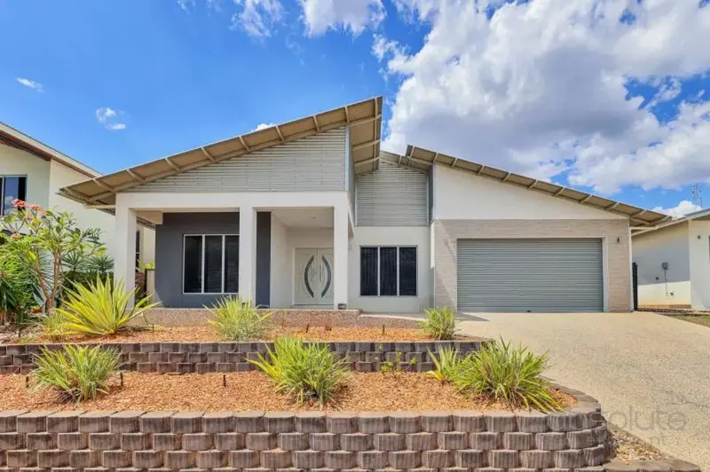 FULLY FURNISHED 4 BEDROOM 2 BATHROOM HOME IN DURACK!