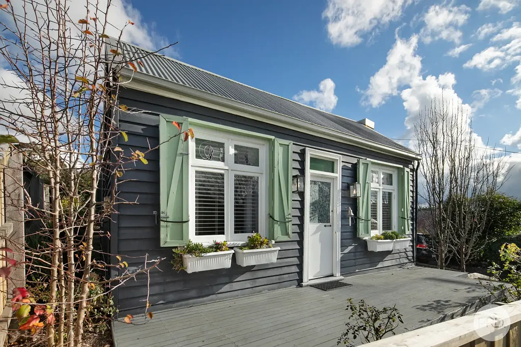 Golden Point 2 Bedroom Charming Gold Rush Cottage in a Prime Golden Point Location