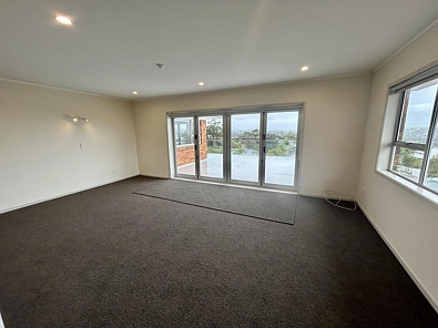 Spacious Family Living with Stunning Sea Views - 4/5 Bedroom Home in Prime Location