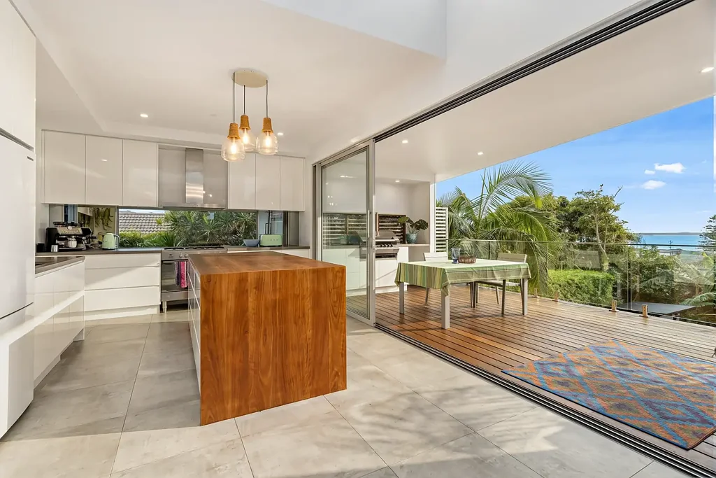 Kiama Downs 4房  Fantastic family home with practical living spaces & ocean views