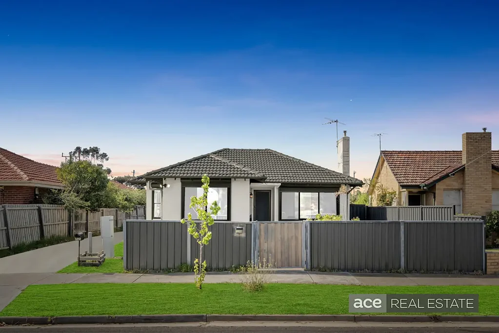 Laverton 3房 宽敞主卧带WIR  翻新厨房配洗碗机  采光起居区  低维护庭院  地段便利近站校 Perfectly Positioned!