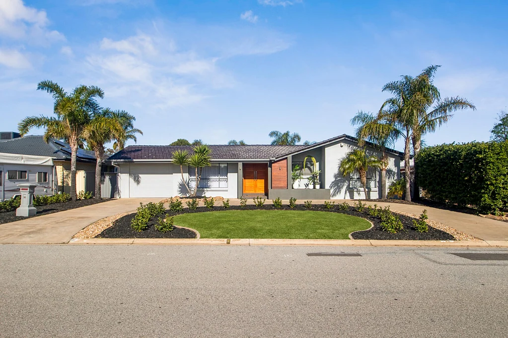 West Lakes 4Phòng ngủ Solid Brick Modern Home with Relaxed Lifestyle Appeal