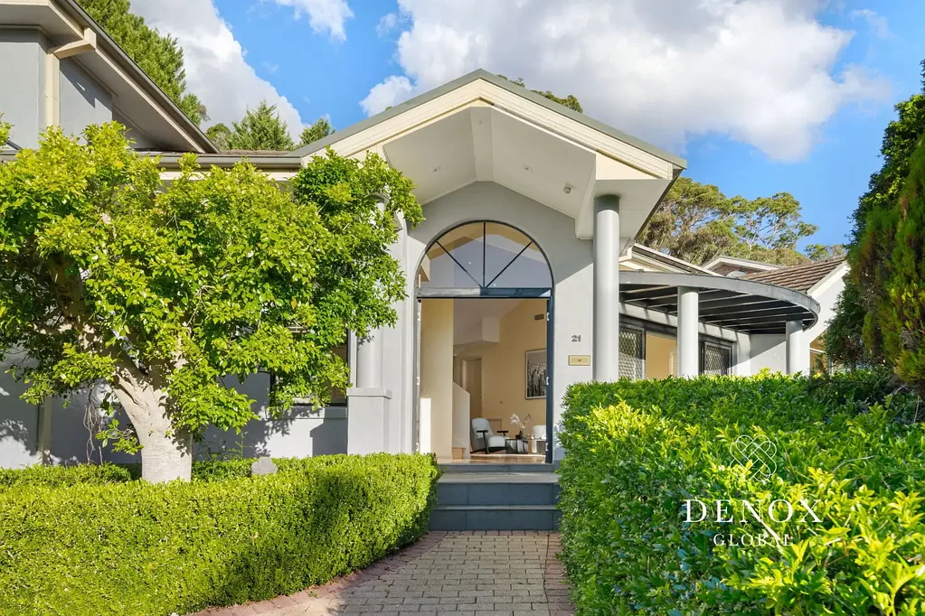 Hornsby Heights 4房 Hornsby Heights私密复式 广阔国家公园视野 多个户外娱乐区 四卧带主卧套房 双车库 低交通道路 Yours to Wake Up to, Every Single Day -A Private Retreat Fronting Berowra Valley National Park