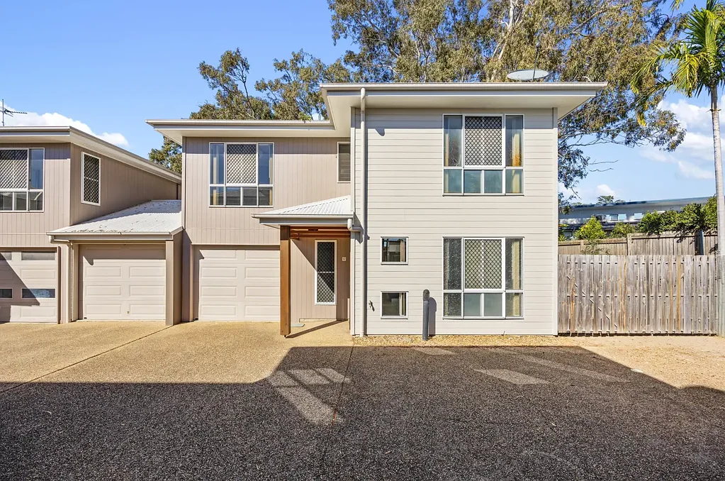 MODERN SPACIOUS UNIT WITH POOL AT YOUR DOOR!