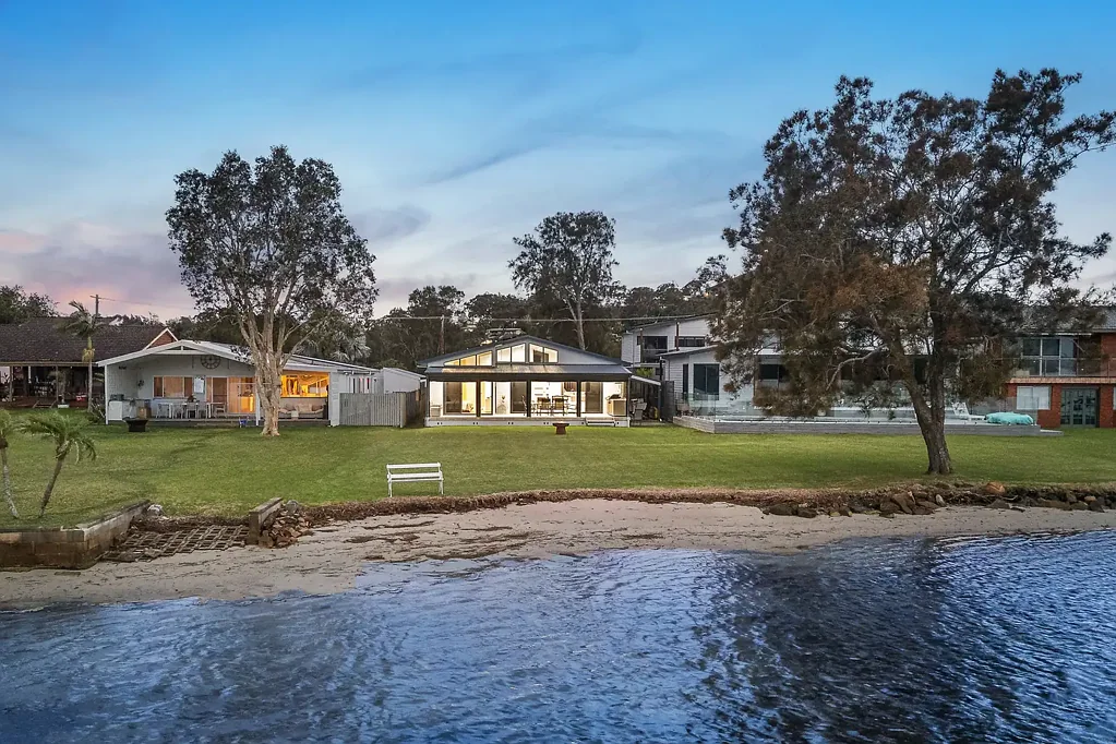 Davistown 3房  Prime waterfront living