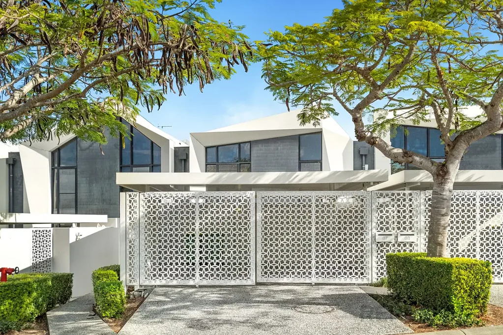 Robina 4 Slaapkamer Luxurious Golf Course Residence with Lake Views