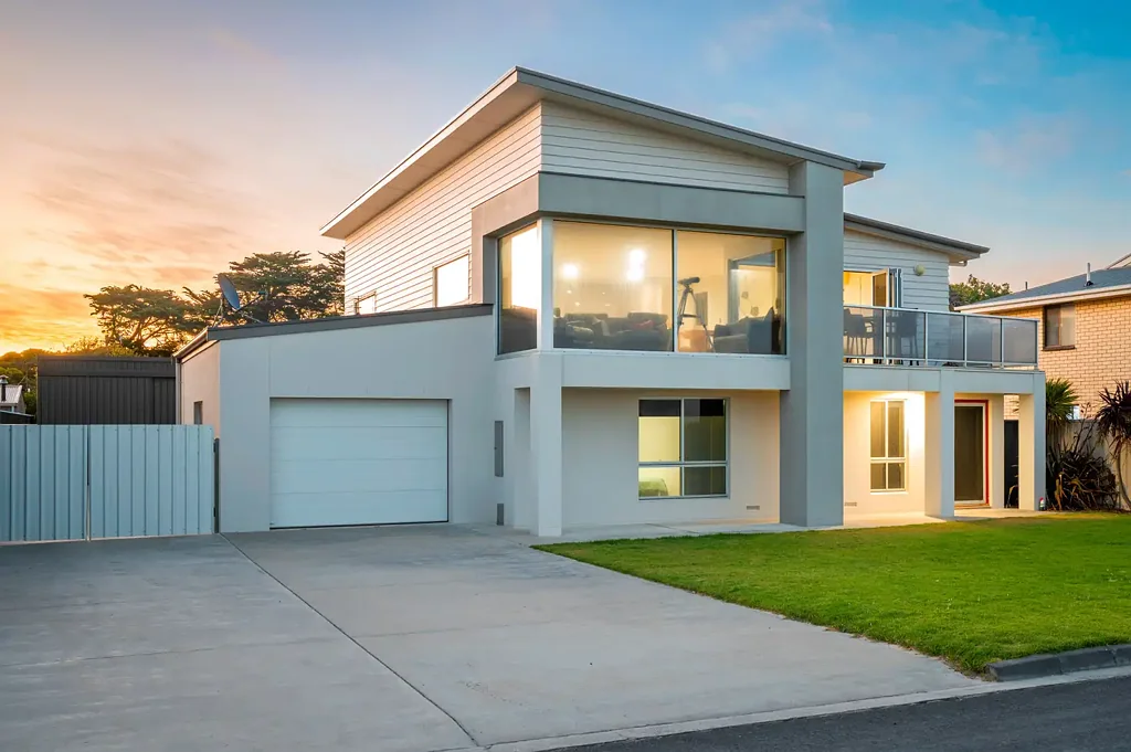 Beachport 5 Bedroom Elevated Coastal Living with Income Potential