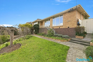 Oak Park 4Habitaciones 'Elevated Family Living with Sweeping Views on Approx. 720sqm' - Private Sale By Negotiation