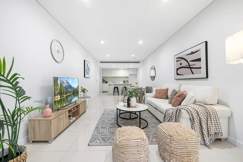 Burwood 3બેડરૂમ Walk to Station and shops, Spacious 160sqm North Facing apartment