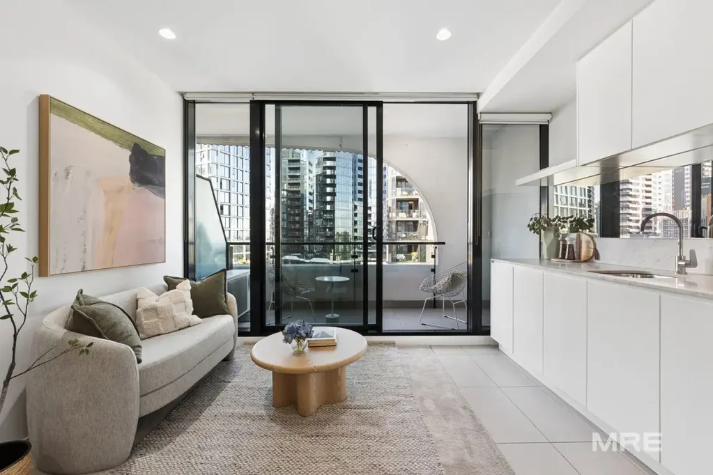South Melbourne 2房 South Melbourne精装两居 采光充足 私人阳台 舒适便利 市内生活 停车位 地段优越 设施齐全 Stylish South Melbourne living with lifestyle at your doorstep