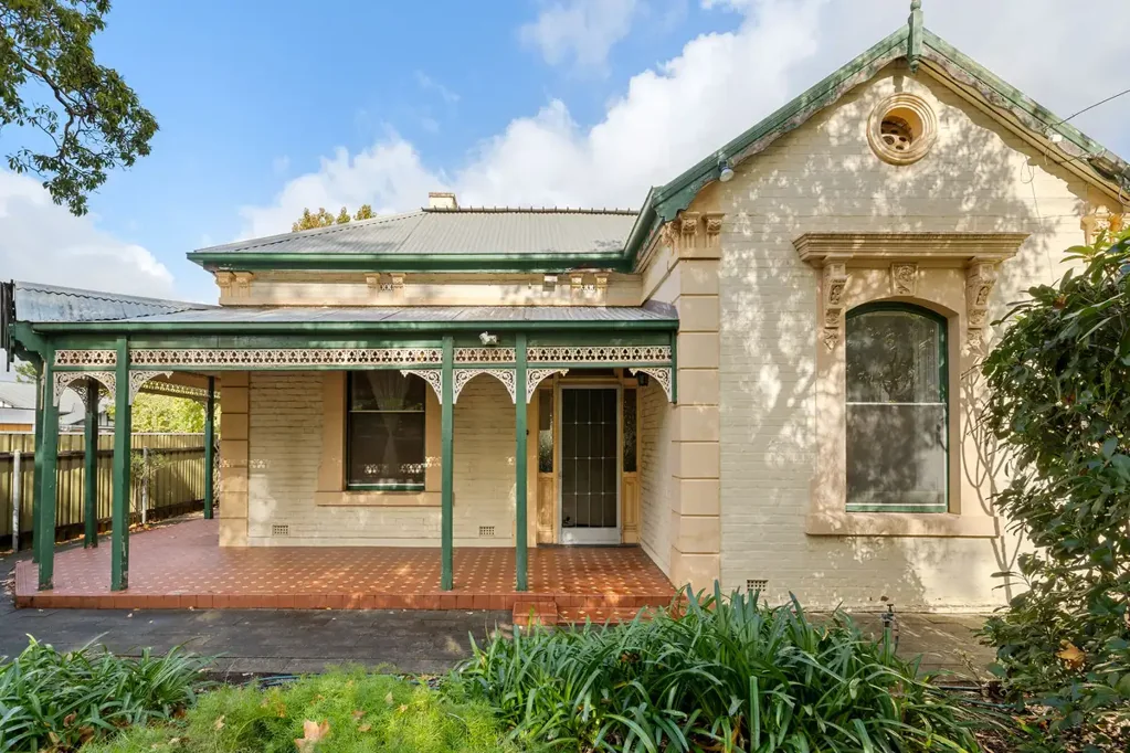 College Park 3 Slaapkamer Hi, I’m Classic Charm with a Corner Advantage…