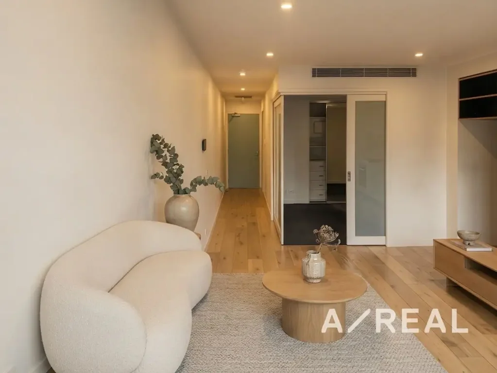Hawthorn East 1房 定制住宅典范 精致装修 木地板 自然光线 开放式起居 石材厨房 暖气空调 私人阳台 地下停车 储物笼 便捷生活 Smart Design, Spacious Feel & Exceptional Convenience