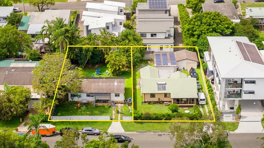 Southport 7Kwarto Huge Potential 1,416m² Double-Block Development Site With 2 Homes - DA Approval for 8x Townhouses