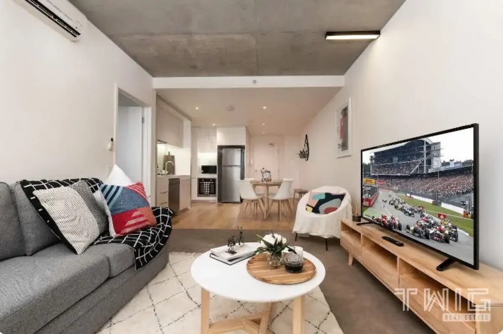 Fully Furnished Apartment with Albert Park Lake Views!