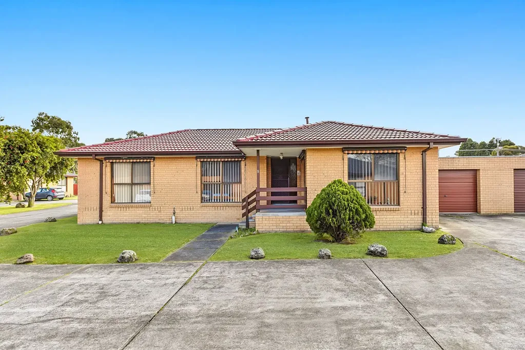 Dandenong 3Zimmer The Brief: A Spacious Private Retreat with Only the Garage Adjoining