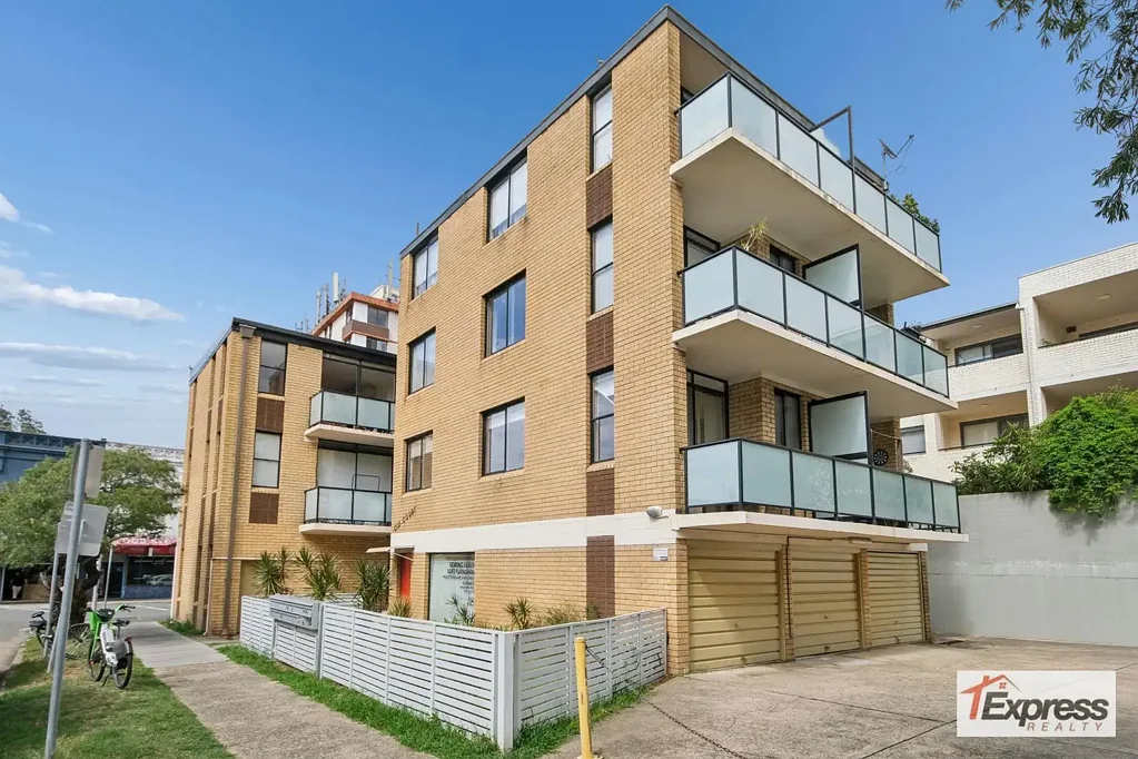 Bondi 朝北阳光阳台 现代厨房电炉灶 安保大楼产权车库 步行酒吧餐厅 近Woolworths Totti's 冰川泳池 Studio with Lock Up Garage!
