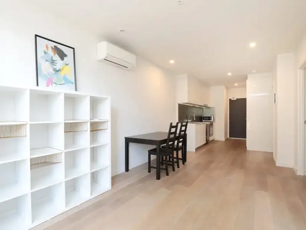 FURNISHED! Live in Melbourne's premiere suburb