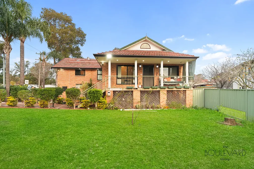 Carramar 6 Bedroom Grand Family Living on 1026sqm – Fully Renovated with Space for Everyone!
