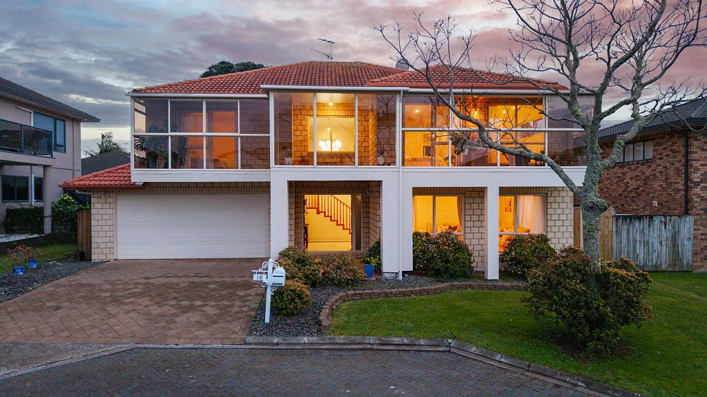 Te Atatu Peninsula 5房 高品质家庭住宅！饱览城市天际线与港湾美景，全围栏庭院+内进式双车库，灵活空间满足大家庭！ Where Big Families Live Beautifully
