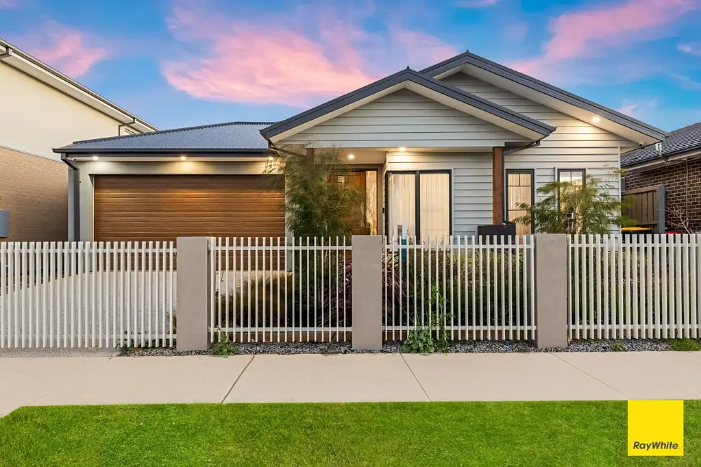 Tarneit 4Kwarto Stunning Display Home with 8% leaseback (1 plus 1year lease)