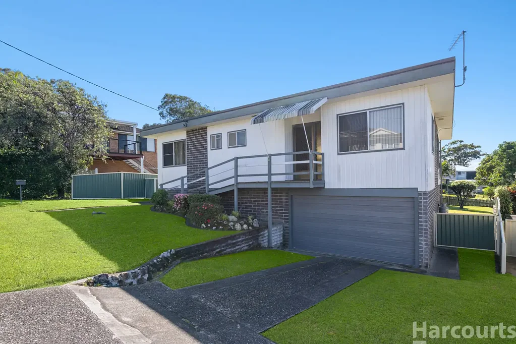South West Rocks 3房  Elevated Coastal Living with National Park Views, Wrap Around Deck & Flexible Three Bedroom Design
