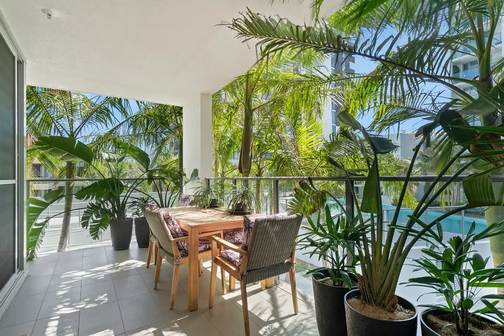 SPACIOUS MODERN FURNISHED APARTMENT OVERLOOKING POOLS