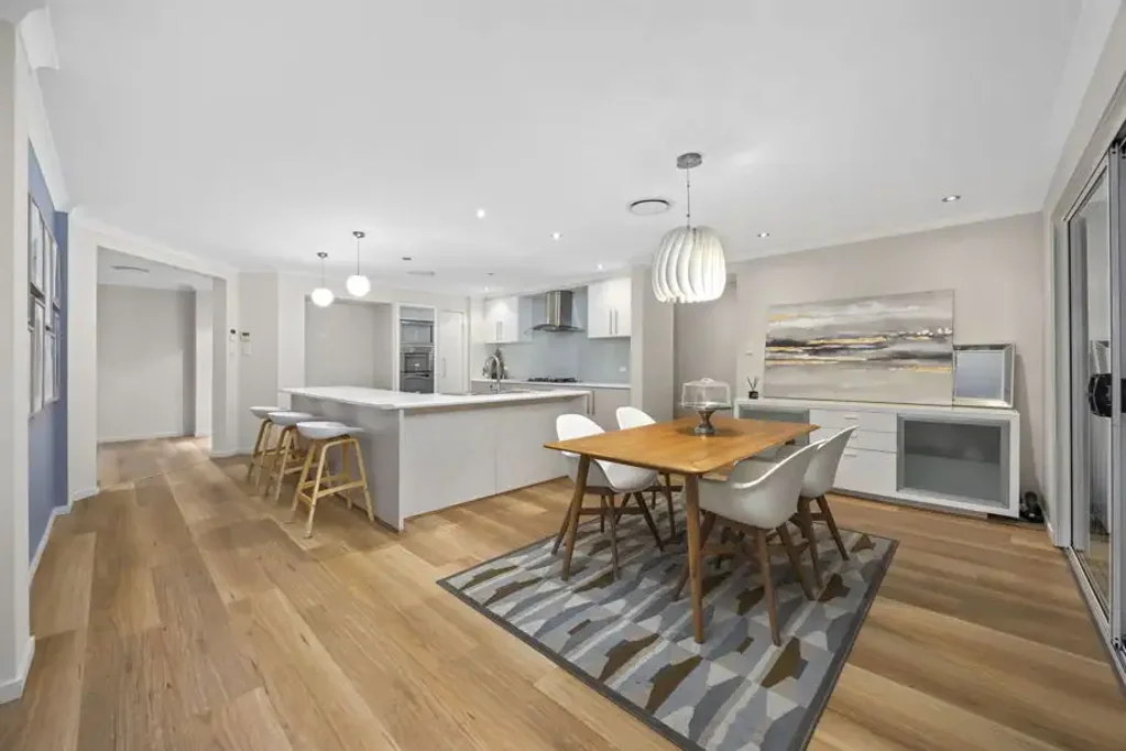 Molendinar 4房  EXPANSIVE SINGLE LEVEL FAMILY HOME BACKING ONTO TRANQUIL RESERVE - MULTIPLE LIVING AREAS - WALK TO GRIFFITH UNI, HOSPITALS & LIGHT RAIL
