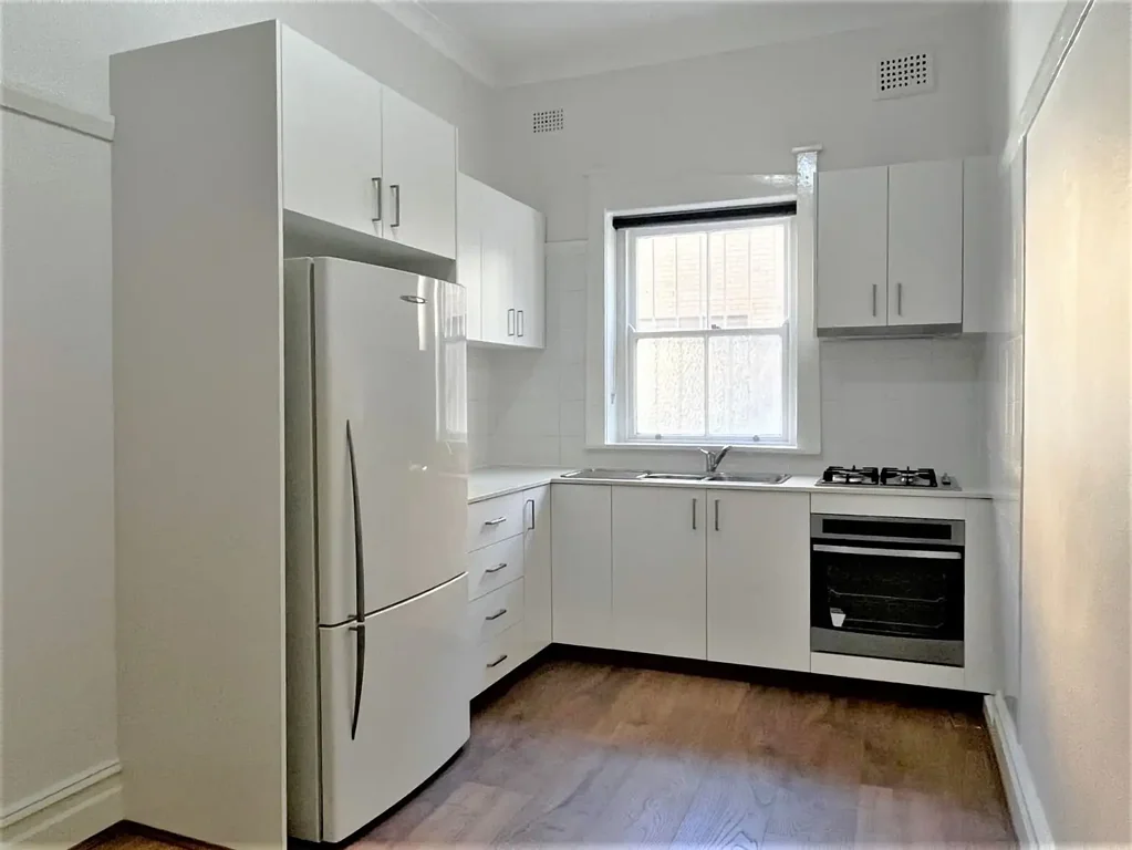 Renovated Ground Floor Apartment - 100m To Beach