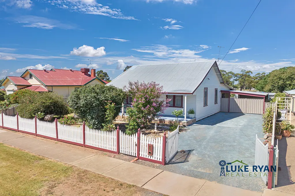 Rochester 4Habitaciones NEWLY RENOVATED COTTAGE-STYLE HOME ON EXPANSIVE 3000m2 ALLOTMENT