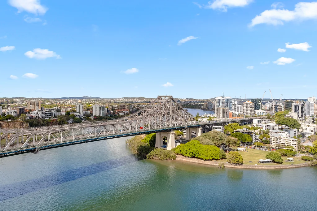 Brisbane City 2房 尊享河滨生活，坐拥无遮挡美景 Premium Riverfront Living with Uninterrupted Views